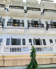 Kiến trúc hiện đại: Nhà phố 4 tầng 125m² Thạnh Xuân - Sang trọng & thông thoáng.