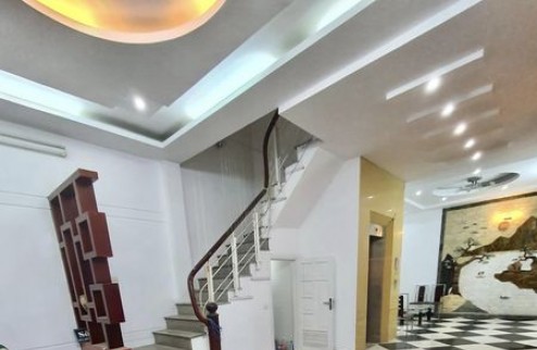 Cho thuê nhà phố Nguyễn Khánh Toàn , 66m2 x 5 tầng,ô tô, thang máy, giá 42tr