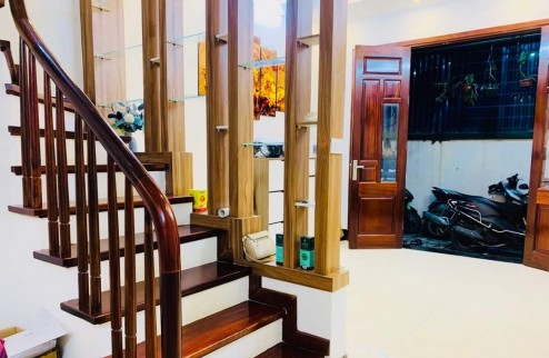 BÁN GẤP NHÀ HOÀNG QUỐC VIỆT.DT 70M2 + 5T. MT 4,5 M, GIÁ 7.9 TỶ. Ô TÔ ĐỖ CỔNG, TIỆN ÍCH CÁI GÌ CŨNG CÓ'