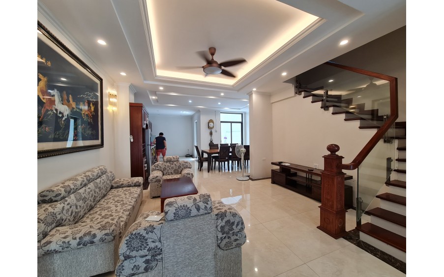 Bán biệt thự 106m2 phố Nghi Tàm, Tây Hồ Thang máy XỊN Nội thất Đẳng cấp 10m 2 Ô tô 19.5 Tỷ