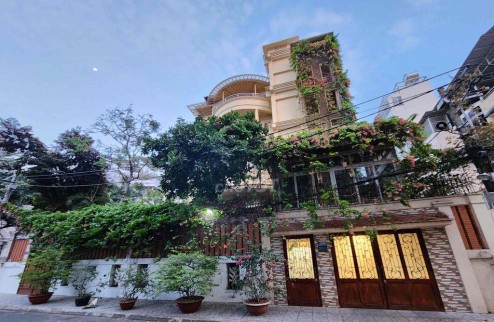 Cho thuê Biệt thự sân vườn Cách Mạng Tháng 8, Tân Bình. 700m2 có 8 phòng và thang máy.