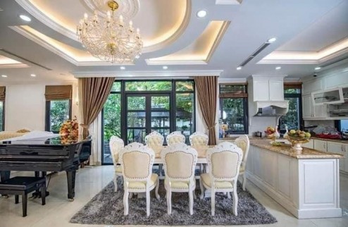 Bán Nhà Mặt Phố Trúc Bạch, Hồ Tây, Mặt Tiền Vô Đối 11m, DT 180m2 Giá Chỉ 40 Tỷ