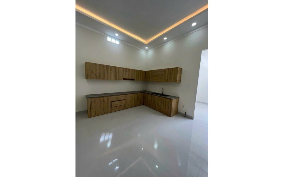 Nhà đẹp, siêu rẻ, hơn 150m2, sân oto, 3pn..gần chợ Tân Hiệp chỉ 3ty850