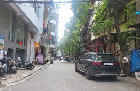 Kinh doanh đỉnh tập thể tầng 1 Nguyễn Chí Thanh, ô tô 70m mặt tiền 4m.