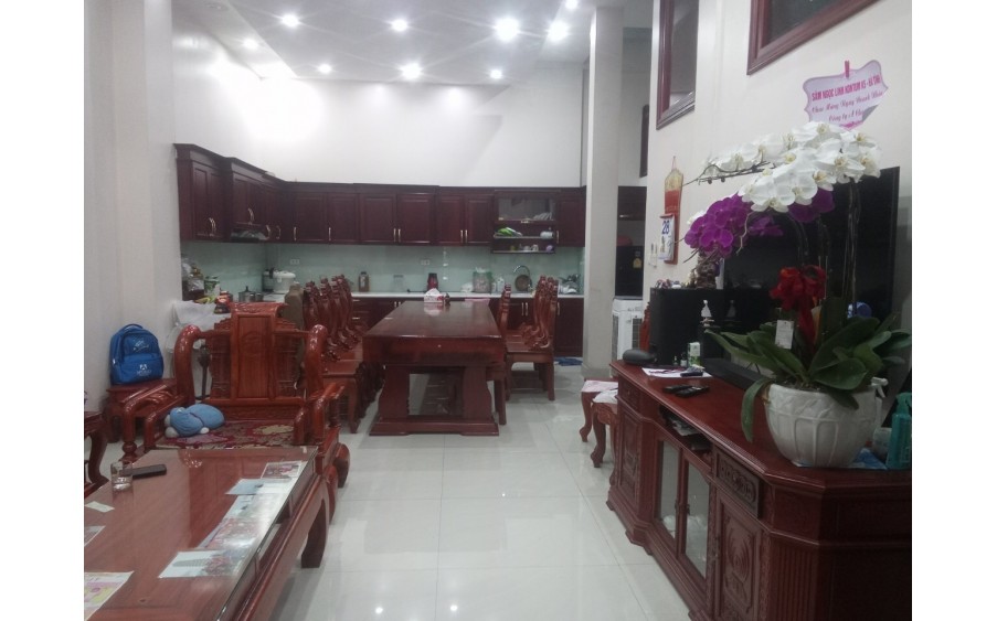 PHÂN LÔ Hoàng Quốc Việt 100m2 - GARA - hoạt động - THANG MÁY – hơn 20 tỷ.