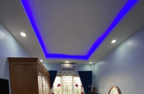 Bán nhà Phố Trạm, Gần Phố, Full nội thất, 40m2, 4 tầng, nhĩnh 4 tỷ.