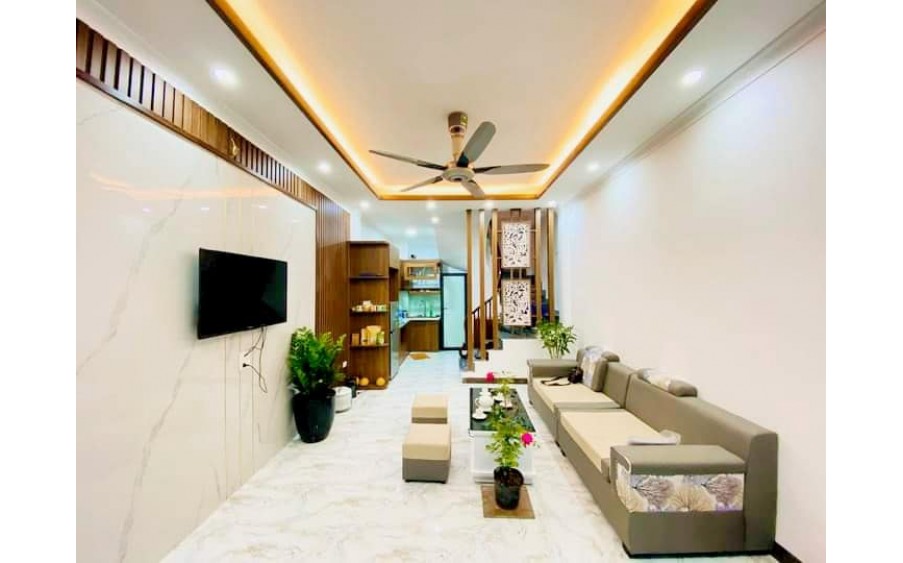 BÁN NHÀ GẦN CẠNH ROYACITY NGÃ TƯ SỞ 5 TẦNG DT:30M2 SỔ ĐỎ T2:35M2 3 PHÒNG NGỦ MT:3.8M GIÁ:4.35 TỶ QUẬN THANH XUÂN