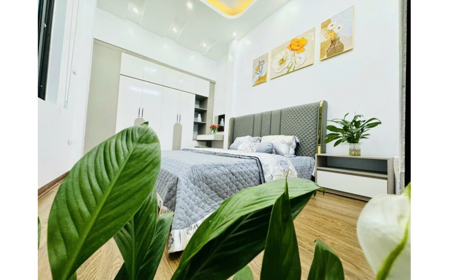 NHÀ ĐẸP 4 TẦNG DT:40M2 4 P NGỦ GIÁ: HƠN TỶ CHỈ 5 M RA ÔTÔ + FULL NỘI THẤT SANG XỊN - CẠNH NHÀ CÓ HỒ, SÂN BÓNG, SÂN tennis , NHIỀU TRƯỜNG HỌC