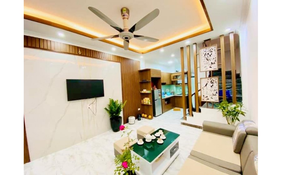 BÁN NHÀ GẦN CẠNH ROYACITY NGÃ TƯ SỞ 5 TẦNG DT:30M2 SỔ ĐỎ T2:35M2 3 PHÒNG NGỦ MT:3.8M GIÁ:4.35 TỶ QUẬN THANH XUÂN