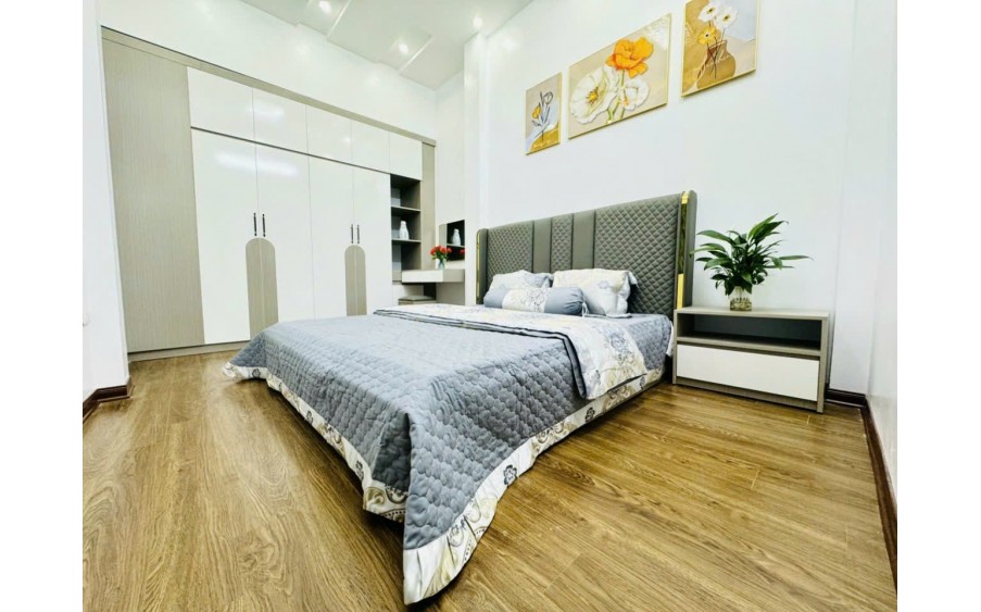 NHÀ ĐẸP 4 TẦNG DT:40M2 4 P NGỦ GIÁ: HƠN TỶ CHỈ 5 M RA ÔTÔ + FULL NỘI THẤT SANG XỊN - CẠNH NHÀ CÓ HỒ, SÂN BÓNG, SÂN tennis , NHIỀU TRƯỜNG HỌC