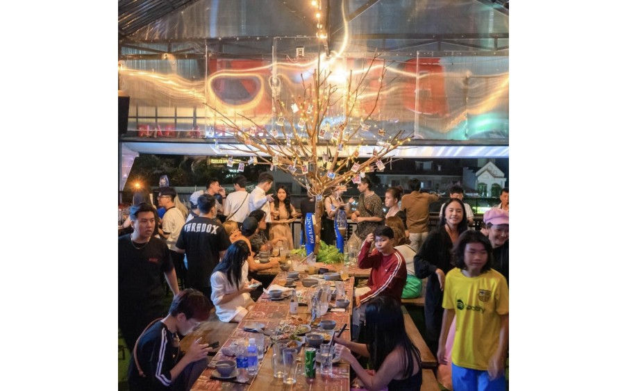 Cho thuê hoặc sang quán Beer Garden 220m2 tầng 2 mặt tiền Trần Não