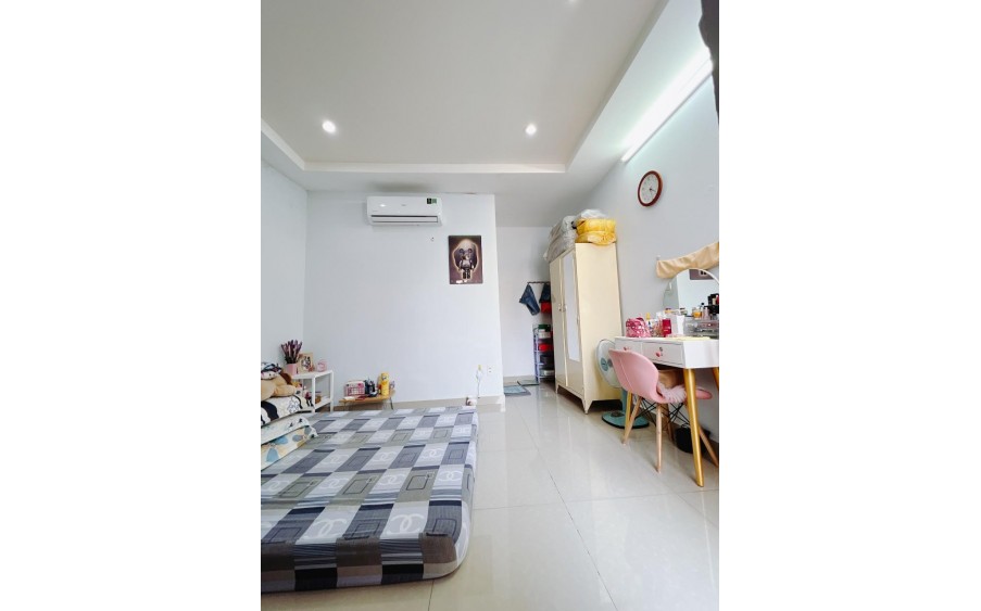 XIN NHẤN MẠNH NHÀ QUẬN 4 MÀ 70M2 NGANG 5.5M DÀI 14M 3 TÂNG CHỈ 8 TỶ X.