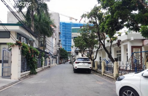 Bán nhà phố Ngô Gia Tự, Long Biên, đường thông muôn ngả, sau bigC Long Biên, ô tô vào nhà, giá đầu tư 82 triệu/m2