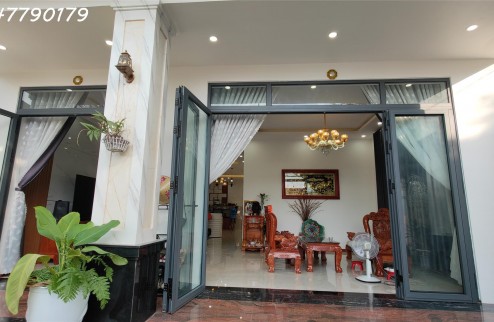 Nhà đẹp 6 phòng ngủ tặng nội thất, gần trung tâm hành chính Tây Ninh.