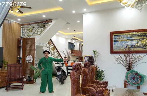 Nhà đẹp 6 phòng ngủ tặng nội thất, gần trung tâm hành chính Tây Ninh.