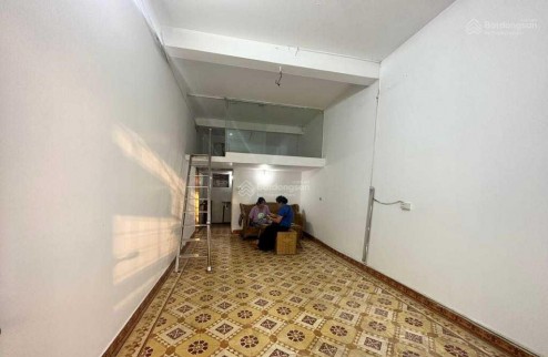 Bán căn hộ tập thể Ngọc Lâm, Long Biên DT 30m2 giá 1 tỷ 45 gần trường học, vieu mặt phố hồng tiến