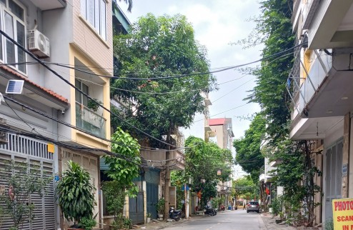 Bán đất mặt ngõ Chu Huy Mân, ngõ to như phố, vị trí vừa ở vừa kinh doanh, giá 6 tỷ rưỡi.