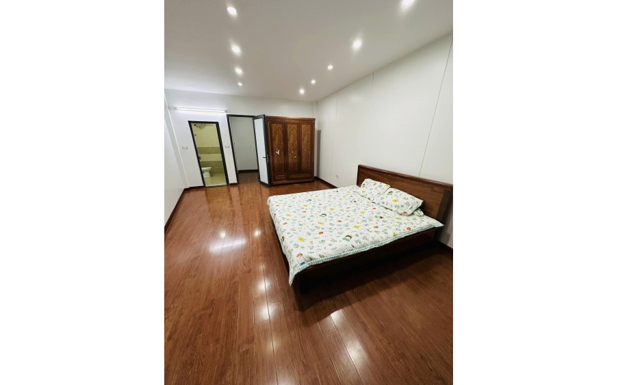 BÁN_NHÀ ĐẸP 6 TẦNG CẦU GIẤY CÓ 1 0 2, 40M2 GIÁ 5.XX TỶ, Ở LUÔN, SỔ NỞ HẬU, NGÕ THÔNG TỨ TUNG.