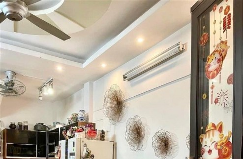 Bán nhà phố Kim Mã 30m2x5 tầng,  nhà mới đón Tết chỉ 1 nhà ra phố, kinh doanh online, giá 6.8 tỷ