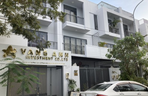 Bán nhà phố Lê Văn Lương Nhà Bè. Thiết kế hiện đại 3 lầu + sân thượng, nội thất hoàn thiện giá 8 tỷ