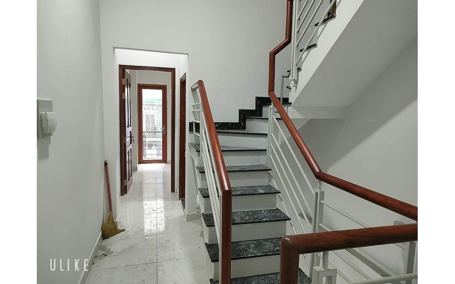 Ngay trường tiểu học Nguyễn Đình Chính, 4 tầng, 45m2 đất, giá 5,5 tỉ