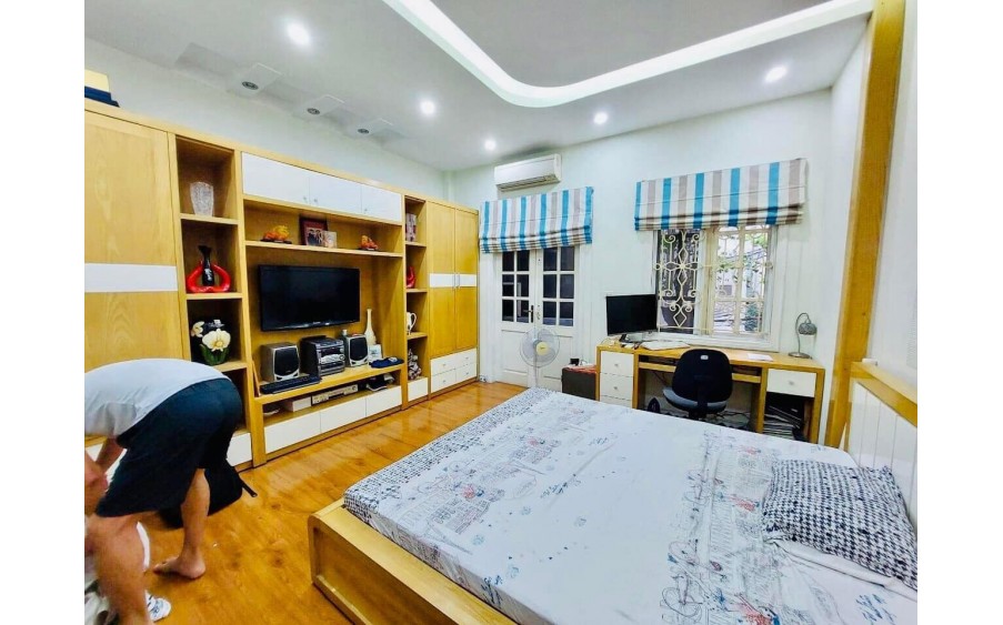 Bán nhà phố Đê La Thành, quận Đống Đa, Nhà đẹp, 80m2, 4 tầng, mặt ngõ, cổng riêng.