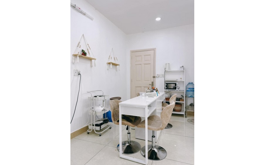 DO CẦN ĐỔI MẶT BẰNG KHÁC LỚN HƠN NÊN CẦN SANG LẠI TIỆM NAIL TRUNG TÂM QUẬN 1.