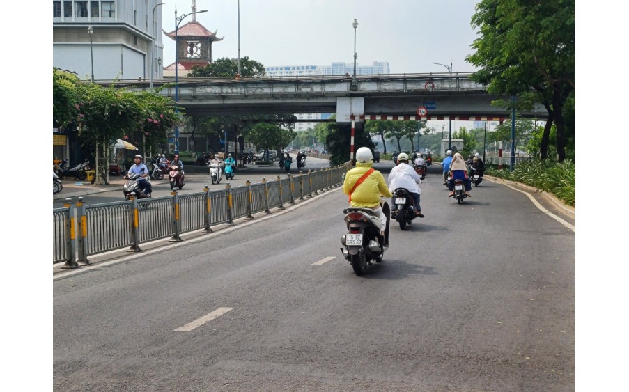 Bán nhà mặt tiền Bến Vân Đồn Quận 4 gần cầu Khánh Hội .Vị trí vô cùng tiềm năng giá trị có thể nhân 2 nếu xây mới