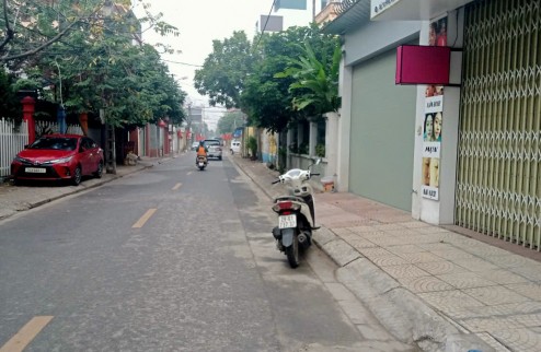 Mặt phố rát bạc Kẻ Tạnh, Giang Biên,Long Biên. ô tô tải tránh nhau, kinh doanh hoặc toà nhà văn phòng.