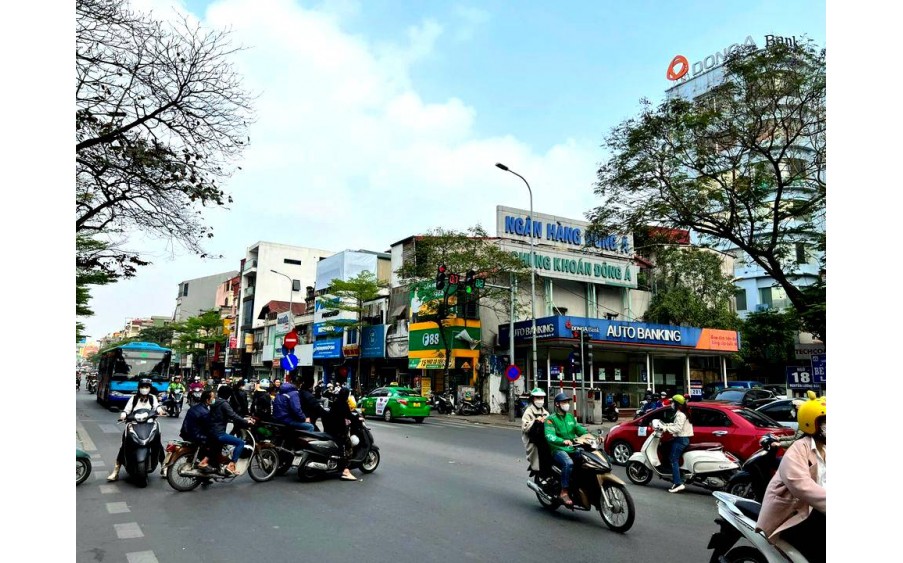 NHÀ VỊ TRÍ MẶT PHỐ NGAY NGÃ TƯ ĐÈN XANH ĐÈN ĐỎ - VỈA HÈ RỘNG - KINH DOANH CỰC ĐỈNH. 1975