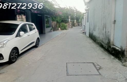 Bán đất tặng căn nhà 4 tầng tại Đức Giang Long Biên Hà Nội diện tích 45m , mặt tiền 4 m , ôtô tránh , kinh doanh thuận lợi , nhiều tiện ích . Giá