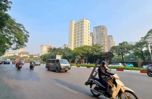 Bán Đất Quận Tây Hồ, Phố LẠc Long Quân, 180m x Mt 11m. Giá 30 tỷ.