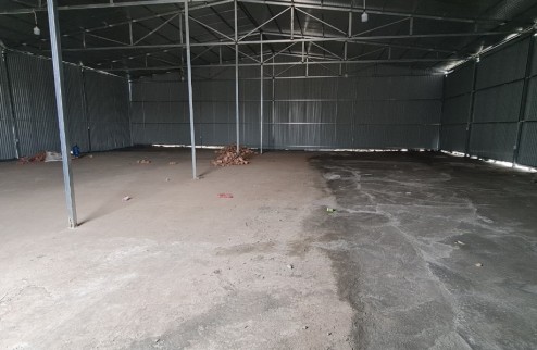 Cho thuê kho xưởng tai Triều Khúc gần Nguyễn Xiển, Hà Nội. Diện tích 400m xe container đỗ cửa xưởng cao 6m, mái chống nóng.