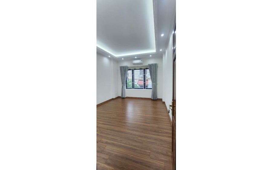 PHÂN LÔ - VỈA HÈ - Ô TÔ - KINH DOANH Trần Quốc Hoàn 55m2 5 tầng 4m mặt tiền giá chào 19 tỷ - nhà mới - thang máy - kinh doanh vp