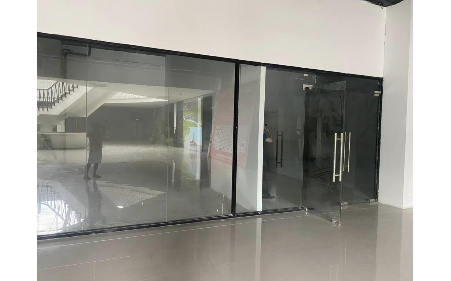 Cho thuê MBKD tầng hầm khu chung cư mặt phố Nghiêm Xuân Yêm - 2400 m2  - Giá 185 Triệu (130-150k/m2)