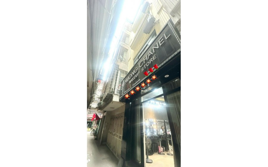 Bán nhà dân xây Trần Quốc Vượng. 
42m2 - Lô góc - Trước nhà 3m - Kinh doanh nhỏ.
Giá: 6.5 tỷ có bớt.
   - Ngõ thông tứ tung, tiện ích không thiếu thứ