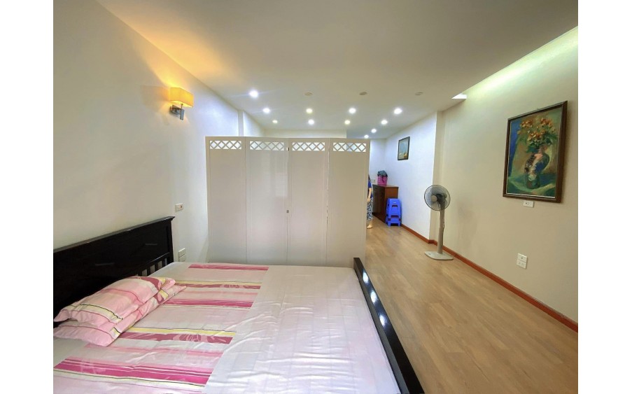 Nhà Đẹp Siêu Hiếm Cầu Giấy, Phố Vip Đỗ Quang 52m x 5T x Mt 4.6m. Giá 25 tỷ.