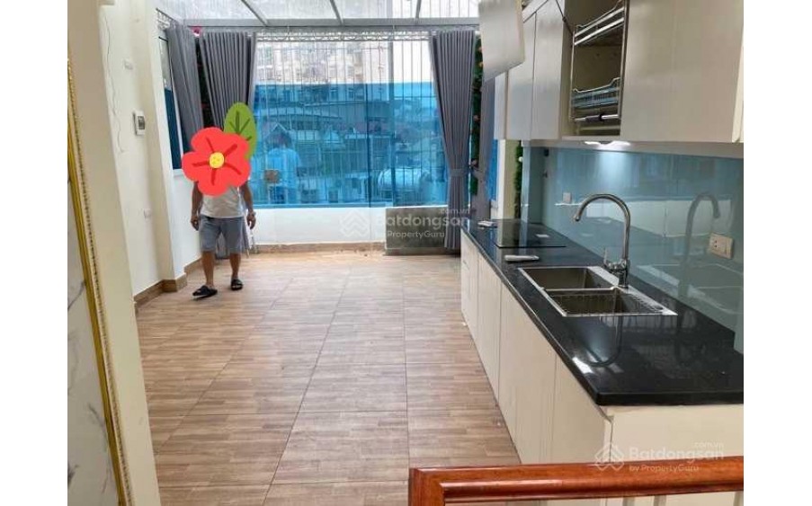 Nhà đẹp ở ngay 35m2 x 5 tầng thang máy chạy vèo vèo khu Hoàng Hoa Thám