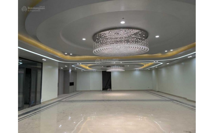 Bán nhà phố Nghĩa Đô - Cầu Giấy - 110m2 - MT 8m - xây văn phòng - ô tô tránh - vỉa hè 2 bên