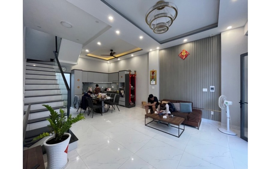 BÁN NHÀ ĐẸP, MỚI XÂY FULL NỘI THẤT, đường Đào Tông Nguyên, Huyện Nhà Bè. 
DTSD 120M2
Gía 5,2 tỷ TL