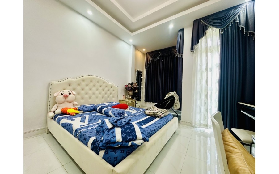 Bán nhà hxh riêng ( 4 *17) 4 tầng  giáp sát Bùi Minh Trực phường 5 quận 8 giá chỉ 9 tỷ