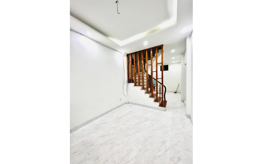 Bán nhà dân xây Trần Quốc Vượng. 
42m2 - Lô góc - Trước nhà 3m - Kinh doanh nhỏ.
Giá: 6.5 tỷ có bớt.
   - Ngõ thông tứ tung, tiện ích không thiếu thứ