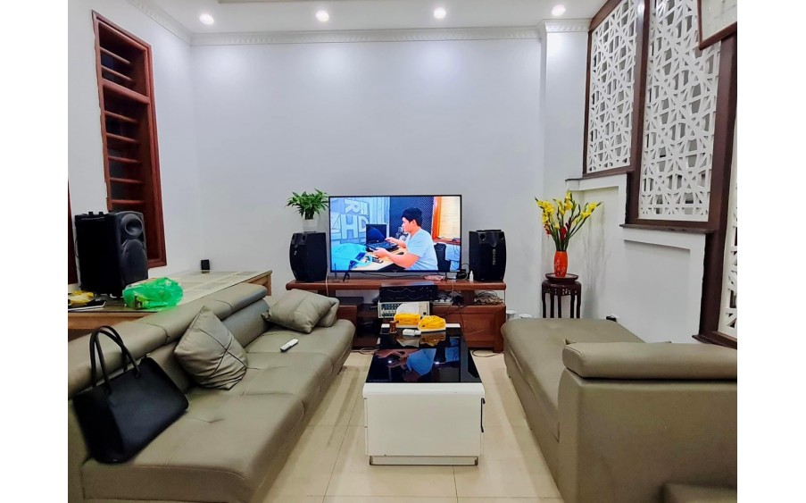 Nhà Lạc Long Quân – Võ Chí Công 40m2, 5 tầng, gần ô tránh mà chỉ 6.7 tỷ