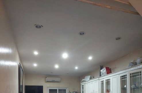 BÁN NHÀ: Nghĩa Tân 
Diện tích: 45m2 / 4 tầng / GIÁ 12.5 tỷ