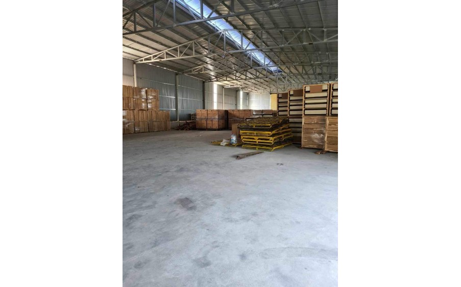 Cho thuê xưởng Tân Uyên Bình Dương.Diện tích đất: 1800m².Diện tích xưởng: 1350m².Đường xe container, bình điện 250kVA