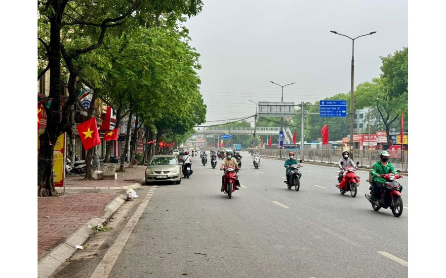 Siêu Phẩm, Mặt Phố Khương Đình, Hàng Xóm Royal City. 260m x 2T x Mt 8m. Giá 36 tỷ