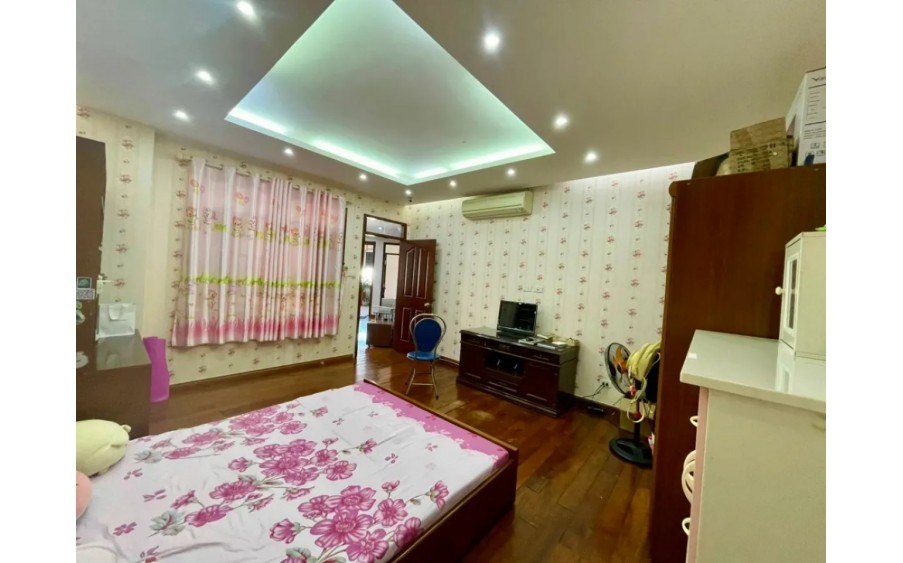 Bán gấp căn hộ 17T4 Hoàng đạo thúy 235m2 full đồ sẵn ở giá 10,6 tỷ