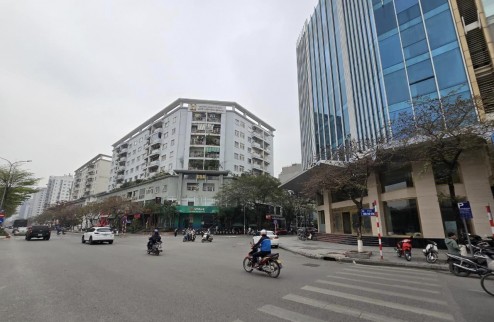 Bán gấp tòa nhà 123m2, xây 11 tầng, mặt phố Trần Thái Tông, ngân hàng thuê 200tr/tháng.