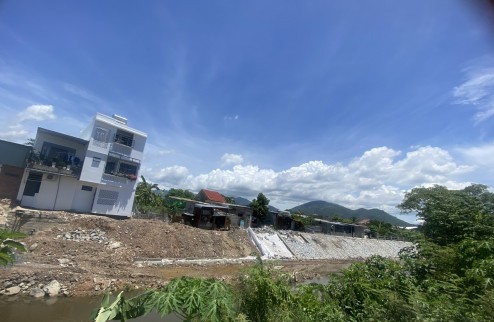 Giá 12,2 tr/ m2 có ngay  nhà thị trấn Diên Khánh, đường thông 5m, sau nhà là bờ kè thông ra sông mát mẻ, 83m2 thổ cư