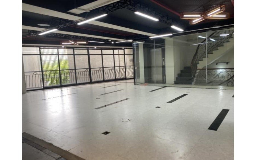 CHO THUÊ sàn văn phòng tại Ngã Tư sở DT335m2 thông sàn giá thuê ibox lh 0981263018